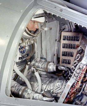 달 착륙 임무에 투입된 우주선 조종석을 재현한 모습. 복잡한 전자기기와 계기판으로 가득해 미세한 알갱이가 들어가면 오작동할 위험이 있었다. 아스트로너트(Astronaut) 홈페이지