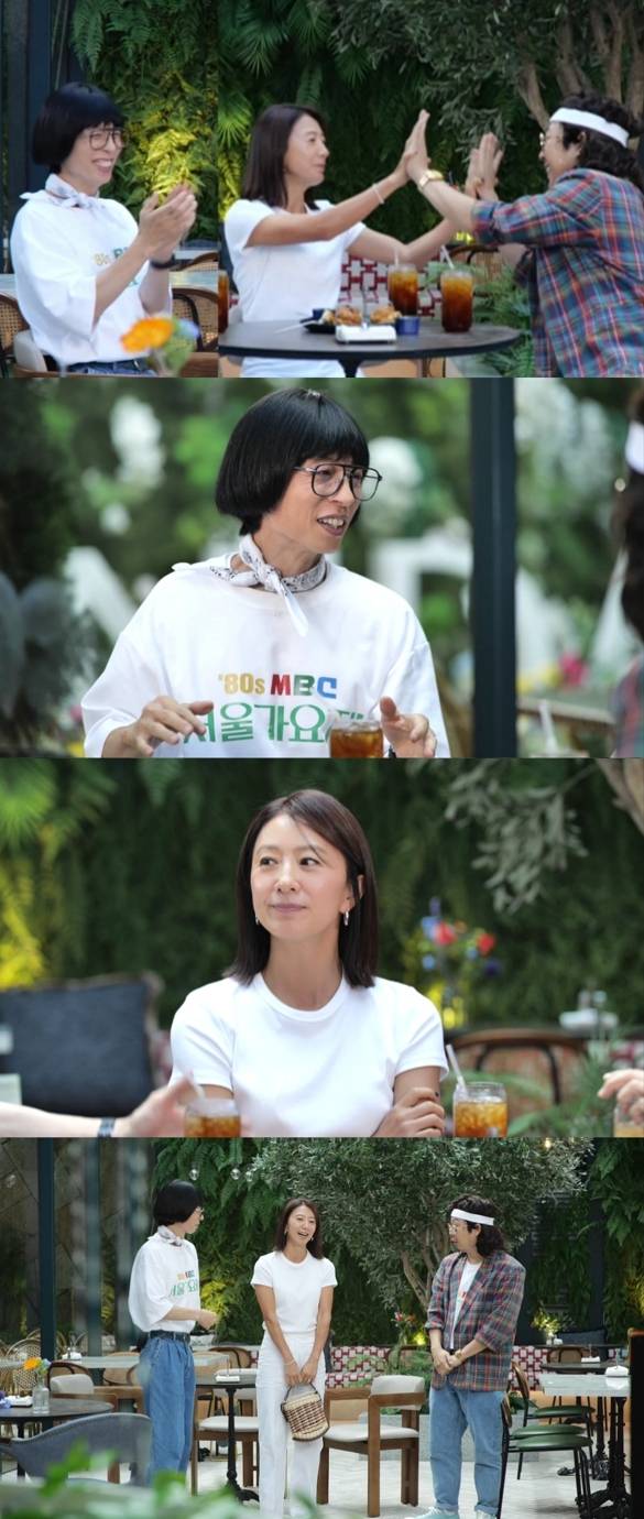 MBC '놀면 뭐하니?'가 '서울가요제' 본선 준비 과정을 기대감을 높였다. MBC '놀면 뭐하니?'에서 유재석과 하하가 '80s 서울가요제' MC 섭외를 위해 배우 김희애를 만난다. 30일 방송에서 김희애는 우아한 '올 화이트 패션'으로 등장해 유재석으로부터 "이탈리아 로마에 온 느낌"이라는 극찬을 받는다. 화기애애한 분위기 속, 하하는 센스 있는 칭찬으로 김희애의 특급 하이파이브와 칭찬을 독차지하고, 두 사람의 다정한 모습에 유재석은 "누나, 이 칭찬에 상당히 좋아하네"라며 귀여운 질투를 드러내 웃음을 자아낸다. 또한 김희애는 건강미 넘치는 행복한 근황을 전해 관심을 모은다. '원조 책받침 여신' 김희애와 유재석, 하하의 유쾌한 만남은 30일 오후 6시 30분에 방송된다.&nbsp;
