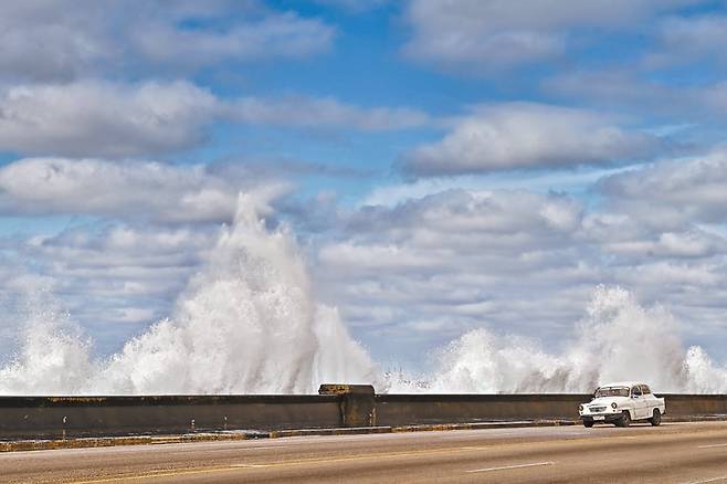 쿠바 말레콘 해안도로를 집어삼킬 기세로 흰 물보라를 일으키며 큰 파도가 치고 있다. 헤밍웨이는 쿠바에서 ‘노인과 바다’를 썼다. 1928년 쿠바를 처음 방문한 헤밍웨이는 1939년 정착해 1960년까지 살았다. /위키피디아