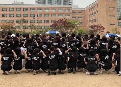 한 고등학교 남녀 학생들이 '반티'로 로카티를 맞춰입은 모습. 때 안 타는 검정색에다 브랜드도 없어 특정한 정체성을 드러내기 싫어하는 10대들에게, 로카티는 '가성비 인싸템'이다. /인터넷 커뮤니티