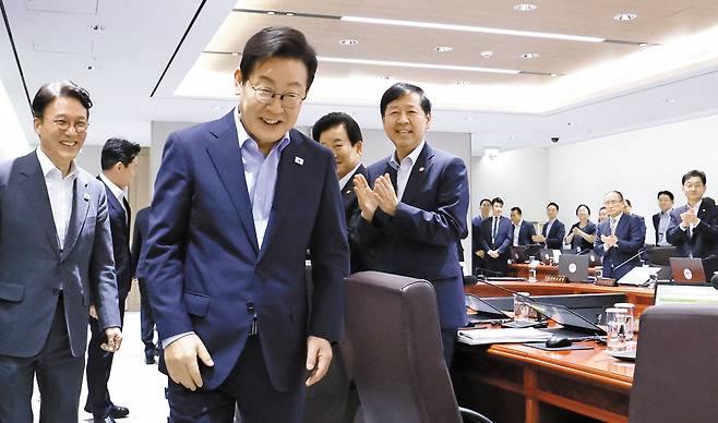 정부는 29일 국무회의를 열고 내년 예산 총지출을 올해보다 54조7000억원 많은 728조원으로 편성하는 내용의 새해 예산안을 의결했다. 사진은 이재명 대통령이 국무회의를 주재하기 위해 대통령실 회의실에 들어오는 모습. 국무위원들은 최근 미국·일본 순방을 마친 이 대통령을 향해 기립박수를 쳤다. /뉴시스