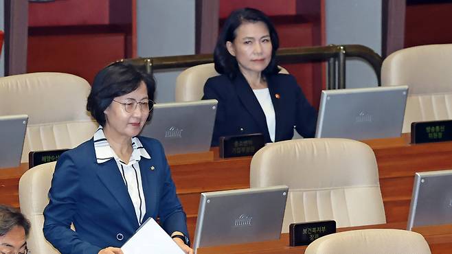 더불어민주당 추미애 의원이 21일 서울 여의도 국회에서 열린 제428회국회(임시회) 제1차 본회의에서 법제사법위원회 위원장으로 당선 된 후 당선소감을 밝히기 위해 단상으로 이동하고 있다. 뒤쪽 이진숙 방송통신위원장이 그 모습을 바라보고 있다.  /남강호 기자