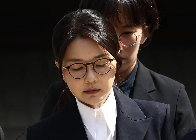윤석열 전 대통령 부인 김건희 여사가 12일 오후 서울 서초구 서울중앙지법에서 열린 구속 전 피의자 심문(영장실질심사)를 마치고 나오고 있다. 2025.8.12 뉴스1