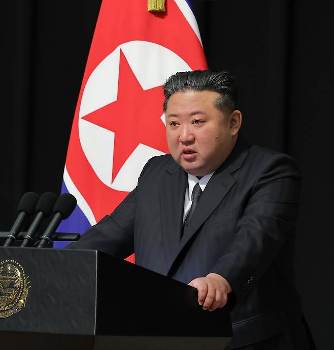 북한 노동당 기관지 노동신문은 30일 “김 총비서가 지난 29일 목란관에서 해외군사작전에서 특출한 공훈을 세운 참전열사들의 유가족들을 만나 따뜻이 위로해 주었다＂라고 보도했다. 평양 노동신문=뉴스1
