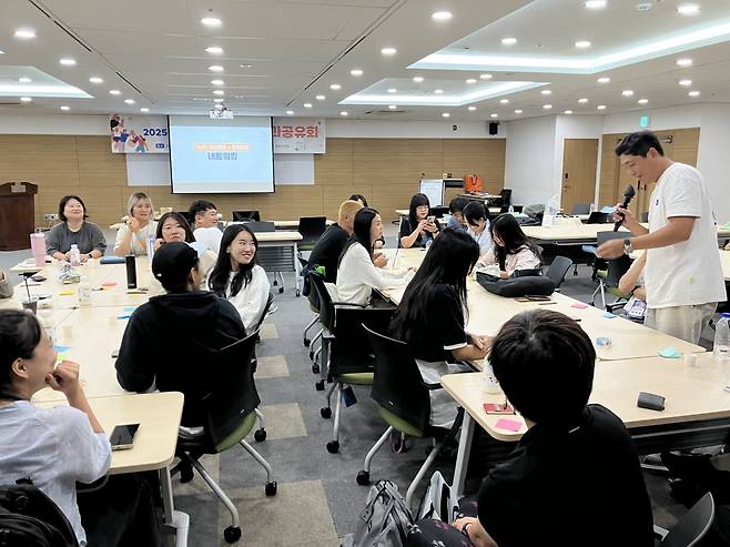 2025년 선정된 1년차 청년마을 대표들이 사업을 하는 과정에 겪은 고충과 고민을 이야기하고 있다. 2022년 이전 선정되어 현재는 정부 지원이 끝난 선배 청년마을 대표들이 자상하게 고민을 상담해 주었다. 사진=신석호 기자 kyle@donga.com