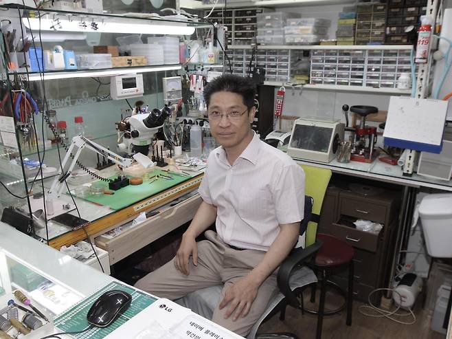 종로 혼수지하쇼핑센터에서 시계 수리 업체 ‘명성롤렉스’를 운영하는 오종진(56) 장인. 사진=김영호 기자 rladugh2349@donga.com