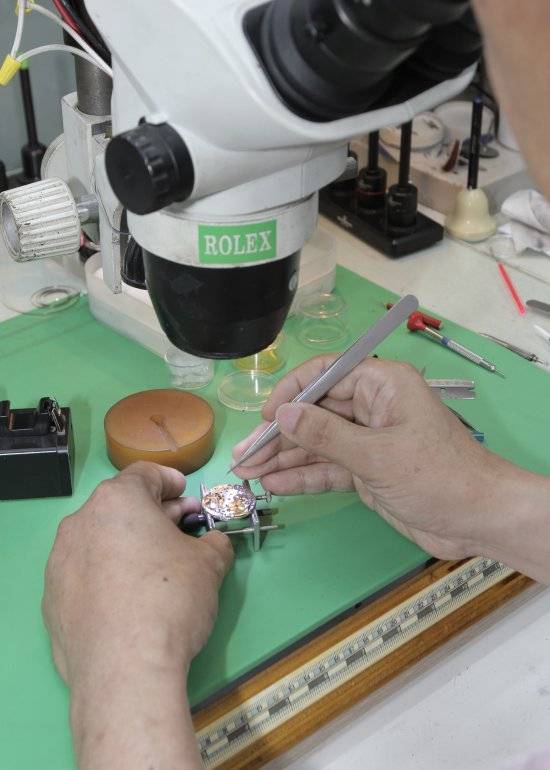 시계 수리를 하고 있는 오 장인의 모습. 그는 대부분의 수리 도구를 직접 만들거나 물려 받았다며 수리 기술에 대한 자부심을 보였다. (사진=김영호 기자 rladugh2349@donga.com)