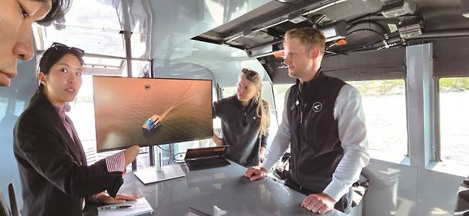 6월 14일 스웨덴 스톡홀름에서 만난 악셀 브랑켄펠트 칸델라 테크놀로지 AB 비즈니스 개발 및 중동 책임자(오른쪽)와 브리짓 융커 국제 정책 및 홍보 책임자가 P-12 선내에서 칸델라를 소개하고 있다. 과학동아 제공