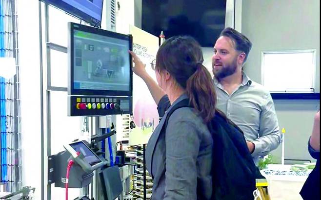 다니엘 나포스 예테보리 배터리 센터 운영 매니저가 기자에게 배터리 제조 공정을 소개하고 있다. 그의 질문을 하나씩 해결하다 보니 어느 새 배터리 제조 공정을 모두 체험해볼 수 있었다.한국언론진흥재단 공동취재단 제공