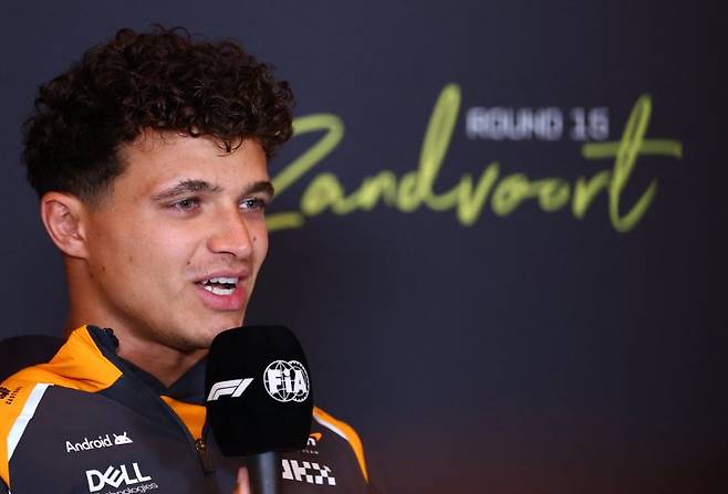 8월 28일 네덜란드 그랑프리를 앞두고 랜도 노리스(맥라렌)이 인터뷰하고 있다. 연합뉴스