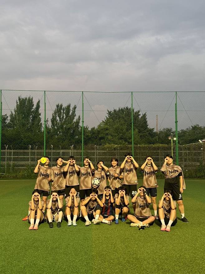 너티FC가 2025년 7월13일 서울 은평구 증산체육공원 축구장에서 정기훈련을 마치고 기념사진을 찍고 있다. 너티FC 제공