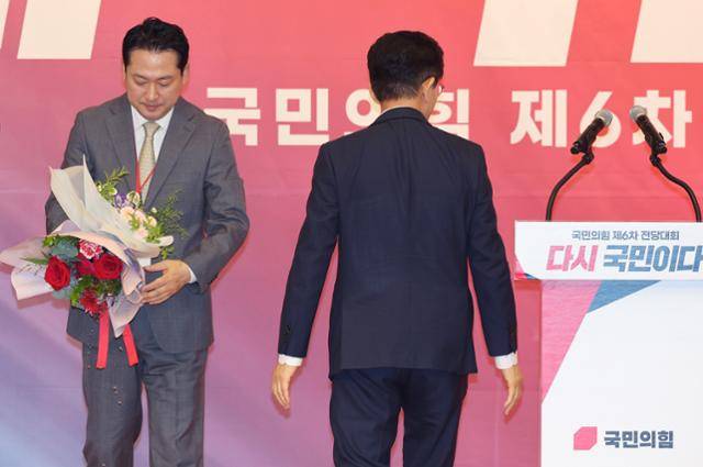 장동혁(왼쪽) 국민의힘 신임 당대표가 26일 서울 여의도 국회도서관에서 열린 국민의힘 제6차 전당대회 결선에서 선출된 뒤 경쟁했던 김문수 후보의 축하 인사를 받고 있다. 김 후보가 승복 연설을 하기 위해 돌아서고 있다. 고영권 기자