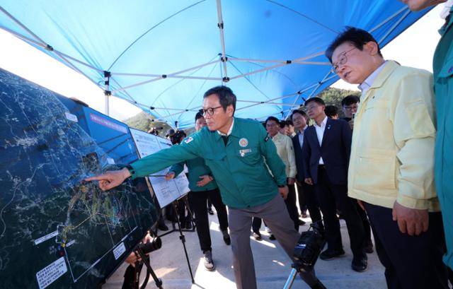 이재명(맨 오른쪽) 대통령이 30일 강원 강릉시 성산면 오봉저수지를 방문해 가뭄 피해 상황 등을 점검하고 있다. 강릉=뉴시스