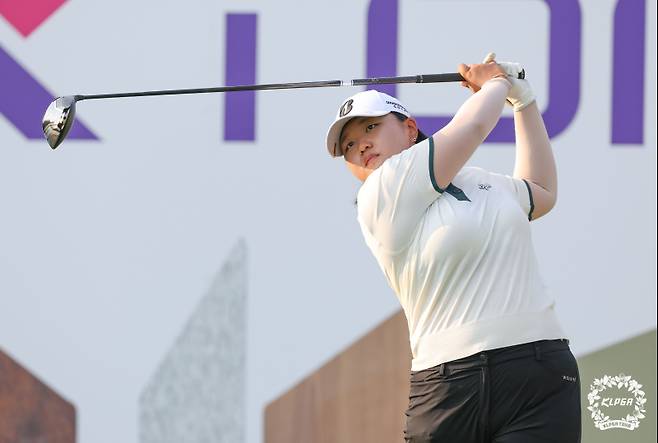 9번 홀에서 티샷 하는 신다인.&nbsp; &nbsp; 사진=KLPGA 제공&nbsp;