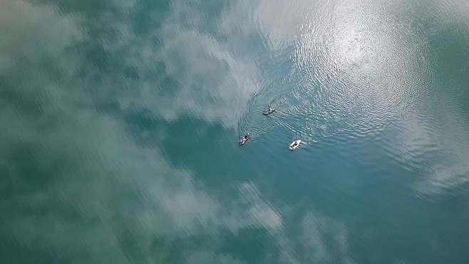 하늘이 반사된 청풍호는 구름 사이를 노 저어가는 모습처럼 보였다. 김종호 기자