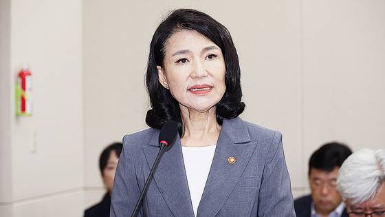 20일 서울 여의도 국회에서 열린 과학기술정보방송통신위원회 전체회의에서 이진숙 방송통신위원장이 2024 회계연도 결산 관련 보고를 하고 있다. 연합뉴스