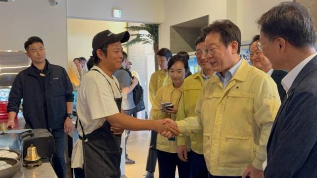 ▲ 이재명 대통령은 30일 경포에 위치한 한 횟집을 찾아 신건혁 대표 등 자영업자 및 시민들의 애로사항을 청취하고 격려했다. 독자제공