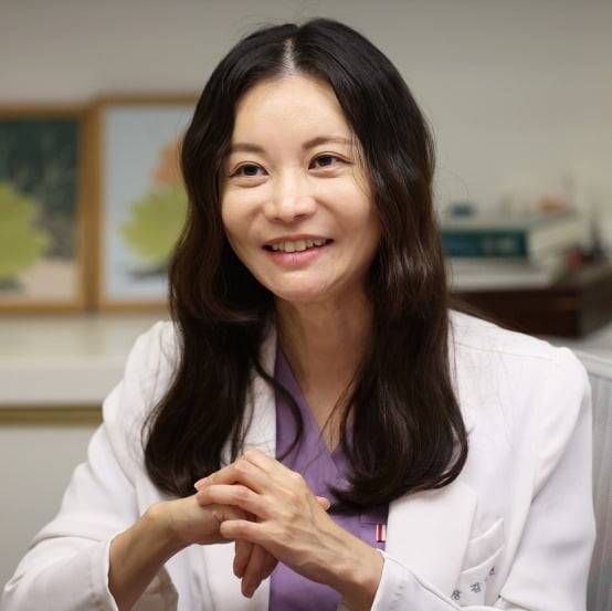 김지연 산부인과 전문의(대표원장)가 지난 28일 서울 청담동 병원에서 본지와 인터뷰하고 있다. 이솔 기자