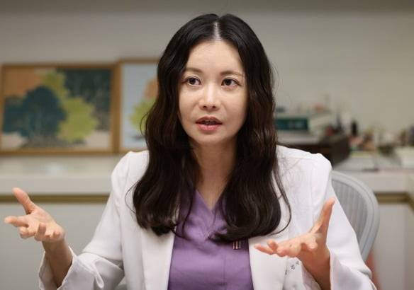 김지연 산부인과 전문의(대표원장)가 지난 28일 서울 청담동 병원에서 본지와 인터뷰하고 있다. 이솔 기자
