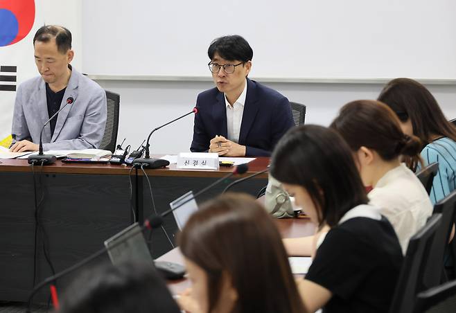 신경식 여성가족부 기획재정담당관이 지난 28일 서울 종로구 정부서울청사에서 2026년도 예산안 관련 사전브리핑을 하고 있다. 연합뉴스