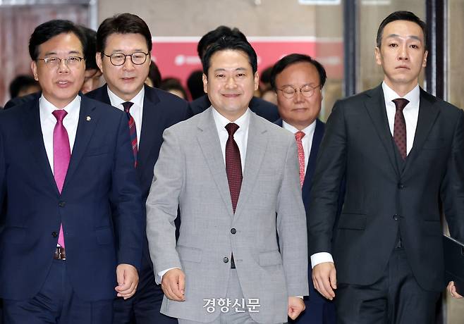 장동혁 대표(가운데)와 김민수 최고위원(오른쪽) 등 국민의힘 신임 지도부가 지난 27일 국회에서 열린 최고위원회의에 입장하고 있다. 박민규 선임기자