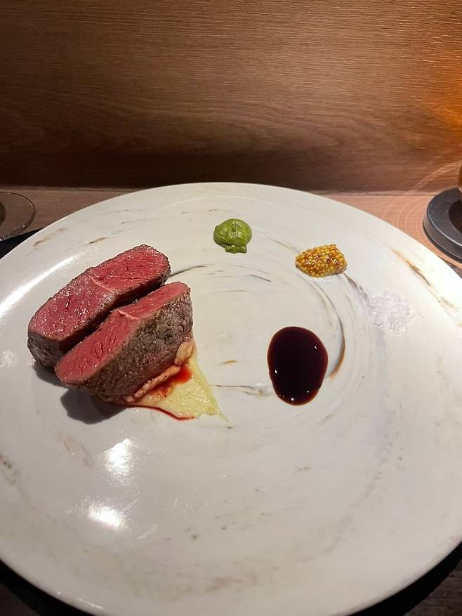 Sous-vide flank steak, smoked with applewood and paired with mashed potatoes, chile puree, 30-year-aged balsamic glaze, mustard and salt (Hong Yoo/ The Korea Herald)