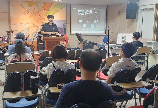 직장인성경공부모임(BBB) 김흥유 순장이 서울 강남 서울남부교회 교육관에서 열린 온·오프라인 새벽예배에서 말씀을 전하고 있다. 독자 제공