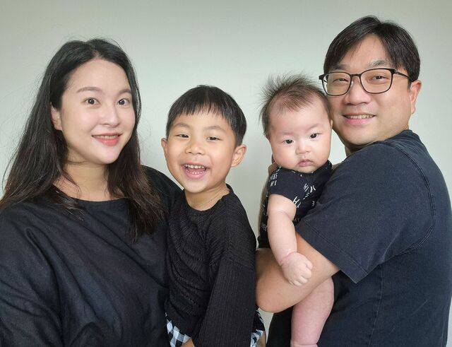 송요섭 전지혜 부부가 아들 다겸 윤겸과 함께 최근 찍은 가족 사진. 부부 제공