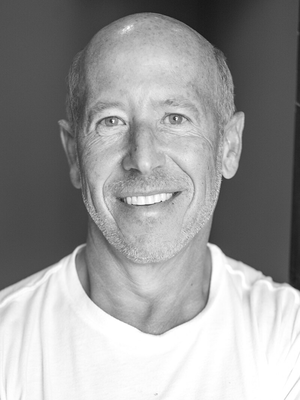 맥주 좋아하는 동네 아저씨처럼 생겼지만 억만장자 투자자이자 부동산 거물 배리 스턴리히트다. 스타우드 캐피털그룹 최고경영자인 그의 자산은 44억 달러(약 6조1666억원)에 달한다. (2023년 포브스 보도) [사진 출처=Christopher Michel/위키피디아]