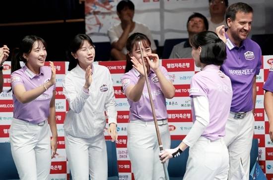 김다희는 하이원에서도 잘 녹아들고 있다. 자신의 세트에서 승리한 후 팀원들과 하이 파이브하는 김다희. (사진=PBA)