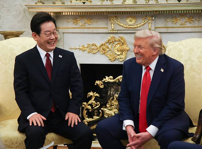 이재명 대통령이 지난 25일(현지시간) 미국 워싱턴 DC 백악관 오벌오피스에서 도널드 트럼프 미국 대통령과 한미 정상회담을 하며 함께 웃고 있다. [연합뉴스]