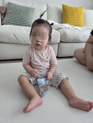 아직은 열기 힘든 지퍼백을 들고 부모를 쳐다보는 아기. 만약 부모가 잠들어있으면 다가와서 머리를 때리며 깨운다. /사진=최우영 기자
