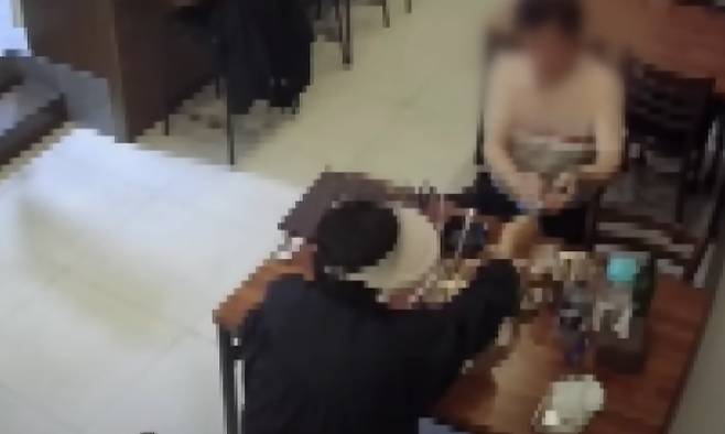 식당을 찾은 노부부가 그릇들을 몰래 훔쳐 나가는 모습이 공개됐다./사진=JTBC '사건반장'
