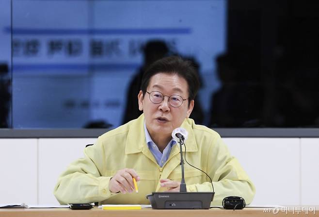 [강릉=뉴시스] 고범준 기자 = 이재명 대통령이 30일 강원 강릉시청 재난안전상황실에서 가뭄 대책 회의를 주재하고 있다. 2025.08.30. bjko@newsis.com /사진=고범준