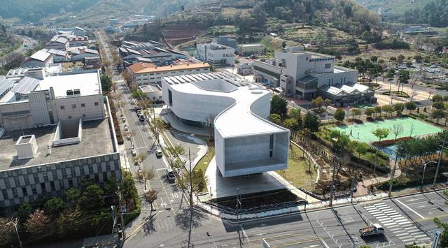 진주의 섬유산업을 상징적으로 보여주는 커다란 베틀을 모양의 ‘진주실크박물관’ 전경. 진주시청 제공