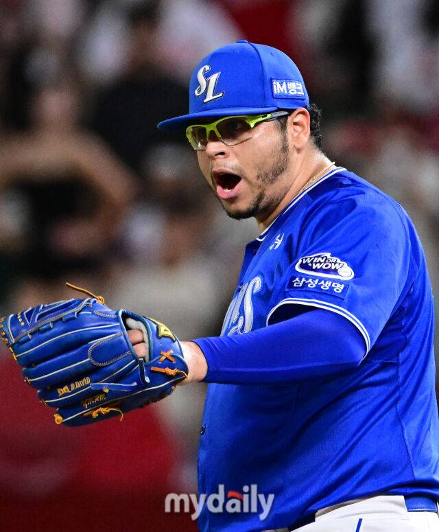 2025년 8월 7일 오후 인천 SSG랜더스필드에서 열린 '2025 신한 SOL뱅크 KBO 리그' 삼성 라이온즈와 SSG랜더스의 경기. 삼성 선발투수 후라도가 6회말 무사 1루서 SSG 이지영의 안타성 타구를 3루수 김영웅이 병살 수비로 연결하자 포효하고 있다./마이데일리