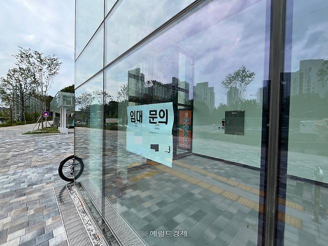 28일 찾은 서울 올림픽파크포레온 상가 유리창에 임대 문의 광고가 붙어있다.  [사진=윤성현 기자/quq@heraldcorp.com]