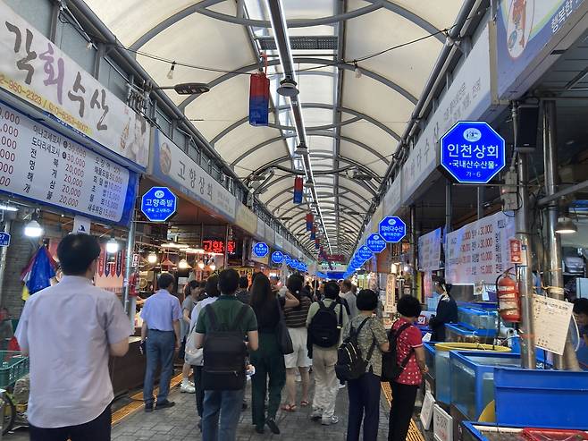 청량리 전통시장의 통행로가 넓어져 통행이 편해진 모습. 손인규 기자