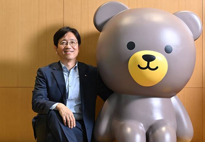이두나 KB골든라이프 부장이 지난 25일 오후 서울 여의도 KB국민은행 신관에서 헤럴드경제와 인터뷰에 앞서 KB금융그룹 캐릭터 스타프렌즈와 함께 포즈를 취하고 있다. 임세준 기자