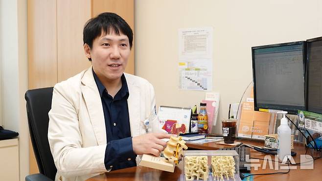 [서울=뉴시스] 하정훈 가톨릭대학교 서울성모병원 내분비내과 교수가 골다공증에 대해 설명하고 있다. (사진= 서울성모병원 제공)