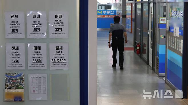 [서울=뉴시스] 황준선 기자 = 4일 서울 송파구의 한 부동산 밀집 상가가 한산한 모습을 보이고 있다. 2025.07.04. hwang@newsis.com