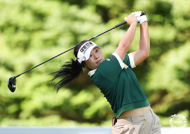 [서울=뉴시스] 10일 강원도 정선에 위치한 하이원CC에서 열린 '하이원리조트 여자오픈 2025' 1R 10번홀에서 이정은6이 티샷을 하고 있다. (사진=KPLGA 제공) 2025.07.10. photo@newsis.com *재판매 및 DB 금지