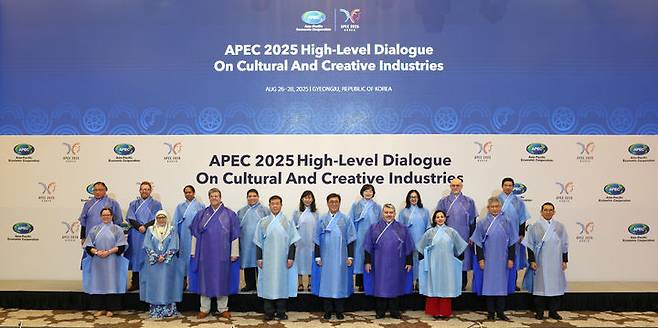 [서울=뉴시스] 조성우 기자 = 최휘영(앞줄 왼쪽 다섯 번째) 문화체육관광부 장관이 27일 경북 경주 힐튼호텔에서 열린 APEC 문화산업고위국대화 본회의를 마치고 각국 대표들과 한복을 입고 기념촬영을 하고 있다. (사진=문화체육관광부 제공) 2025.08.27. photo@newsis.com *재판매 및 DB 금지