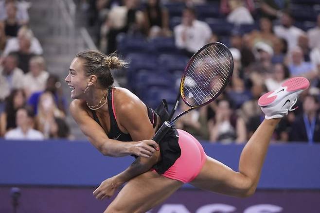 [뉴욕=AP/뉴시스] 아리나 사발렌카(1위·벨라루스)가 29일(현지 시간) 미국 뉴욕의 빌리진킹 내셔널 테니스 센터에서 열린 US 오픈 여자 단식 3회전에서 레일라 페르난데스(30위·캐나다)와 경기하고 있다. 사발렌카가 2-0(6-3 7-6)으로 이기고 16강에 올랐다. 2025.08.30.