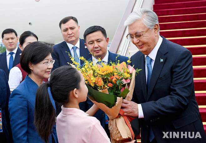 [톈진=신화/뉴시스] 카자흐스탄 카심조마르트 토카예프 대통령이 30일 톈진에 도착해 화동으로부터 꽃다발을 받고 있다. 2025.08.30.