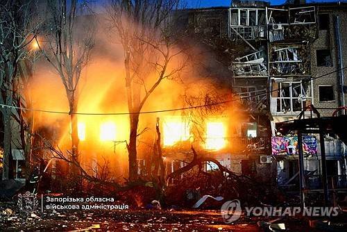 30일(현지시간) 우크라이나 중부 자포리자에서 발생한 러시아의 드론·미사일 공격으로 아파트가 불타고 있다. [로이터=연합뉴스 제공]