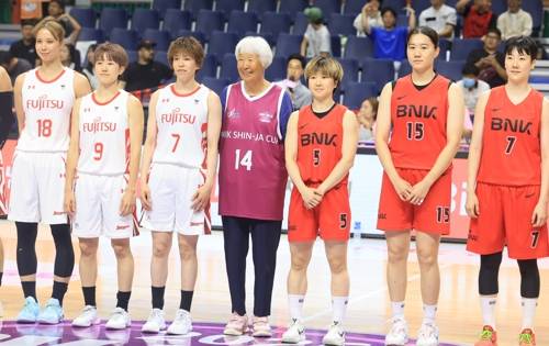 선수들과 사진촬영하는 박신자 여사 [연합뉴스 자료사진]