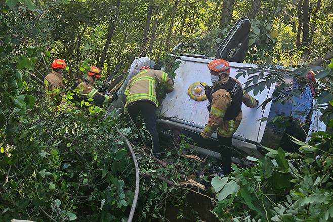 전날 오후 5시 7분쯤 전북 완주군 고산면의 한 도로에서 택시가 방범용 폐쇄회로(CC)TV가 설치된 기둥을 들이받고 전도돼 택시에 타고 있던 A(60대)가 숨지고, 운전자를 포함한 동승자 3명이 중상을 입고 병원에 옮겨졌다. 전북소방본부 제공