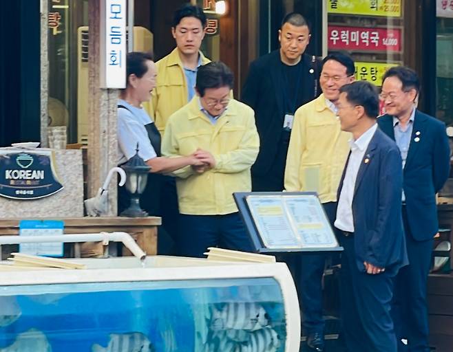 30일 오후 강릉 경포해변을 찾은 이재명 대통령이 상인들을 만나 제한급수에 따른 물 부족으로 인한 불편사항 등을 청취하고 노고를 격려했다. 독자 제공