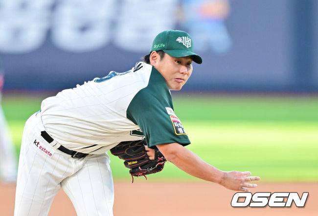 [OSEN=수원, 박준형 기자] 30일 오후 수원KT위즈파크에서 ‘2025 신한 SOL BANK KBO리그’ KT 위즈와 KIA 타이거즈의 경기가 진행됐다.이날 경기에 KT는 문용익(0승 0패)을, KIA는 올러(9승 5패)를 선발투수로 내세웠다. 1회초 KT 선발투수 문용익이 역투하고 있다.     2025.08.30 / soul1014@osen.co.kr